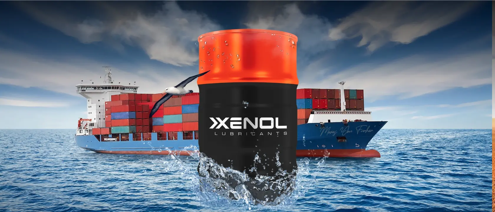 Beranda Xenol Lubricants — foto sebuah kapal peti kemas di laut dengan drum Xenol hitam-oranye berdiri di atas air di depannya.